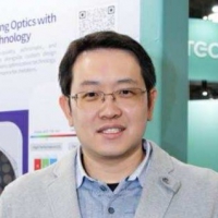 許維綸 執行長
科穎達股份有限公司
學歷：國立台灣大學物理系博士
經歷：科穎達股份有限公司創辦人兼總經理、中央光電博士後研究員、聯華電子研發製程整合主任工程師
榮譽：U.S. Army XTech competition winner